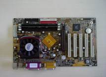 Placa-mãe de um computador com slots (encaixes) para outras placas